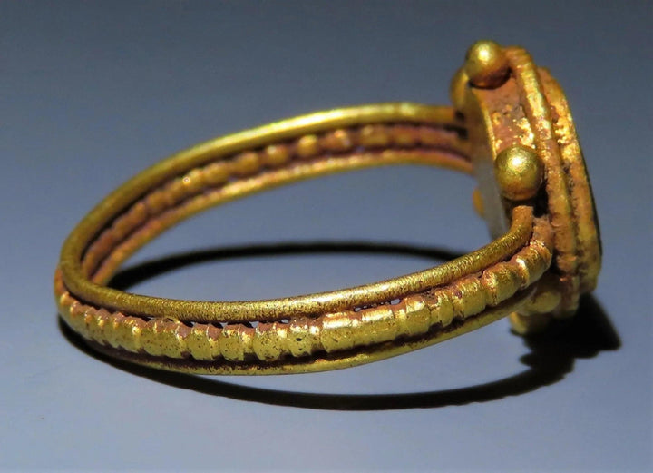 Ancient Roman Gold Ring - 3rd to 4th Century CE | Exquisite Garnet Inlay & Museum Catalonia