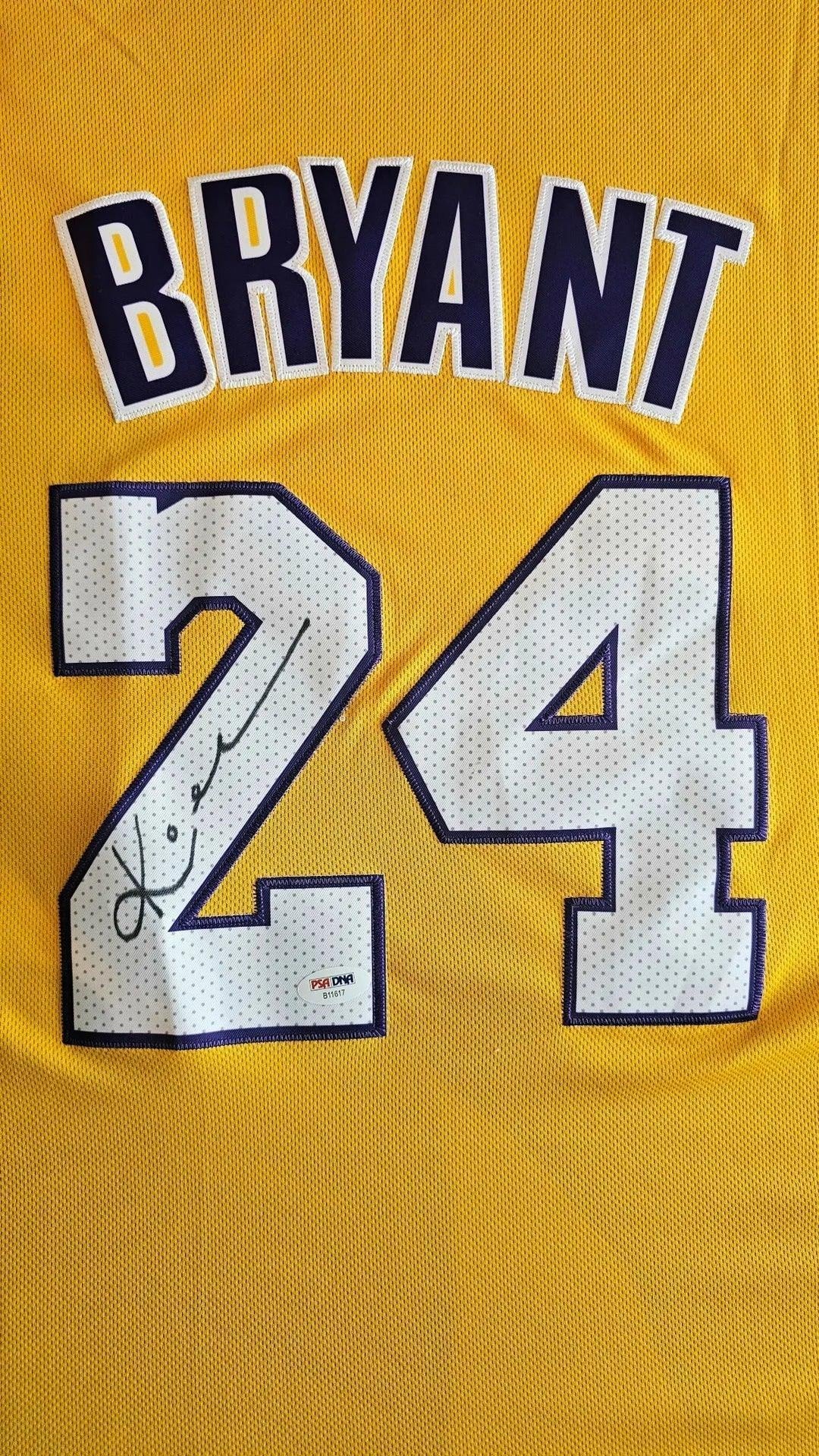 Kobe Bryant 24 LA Lakers 2006-2007 Home - Signed Basketball Jersey | From nr. 8 to nr. 24