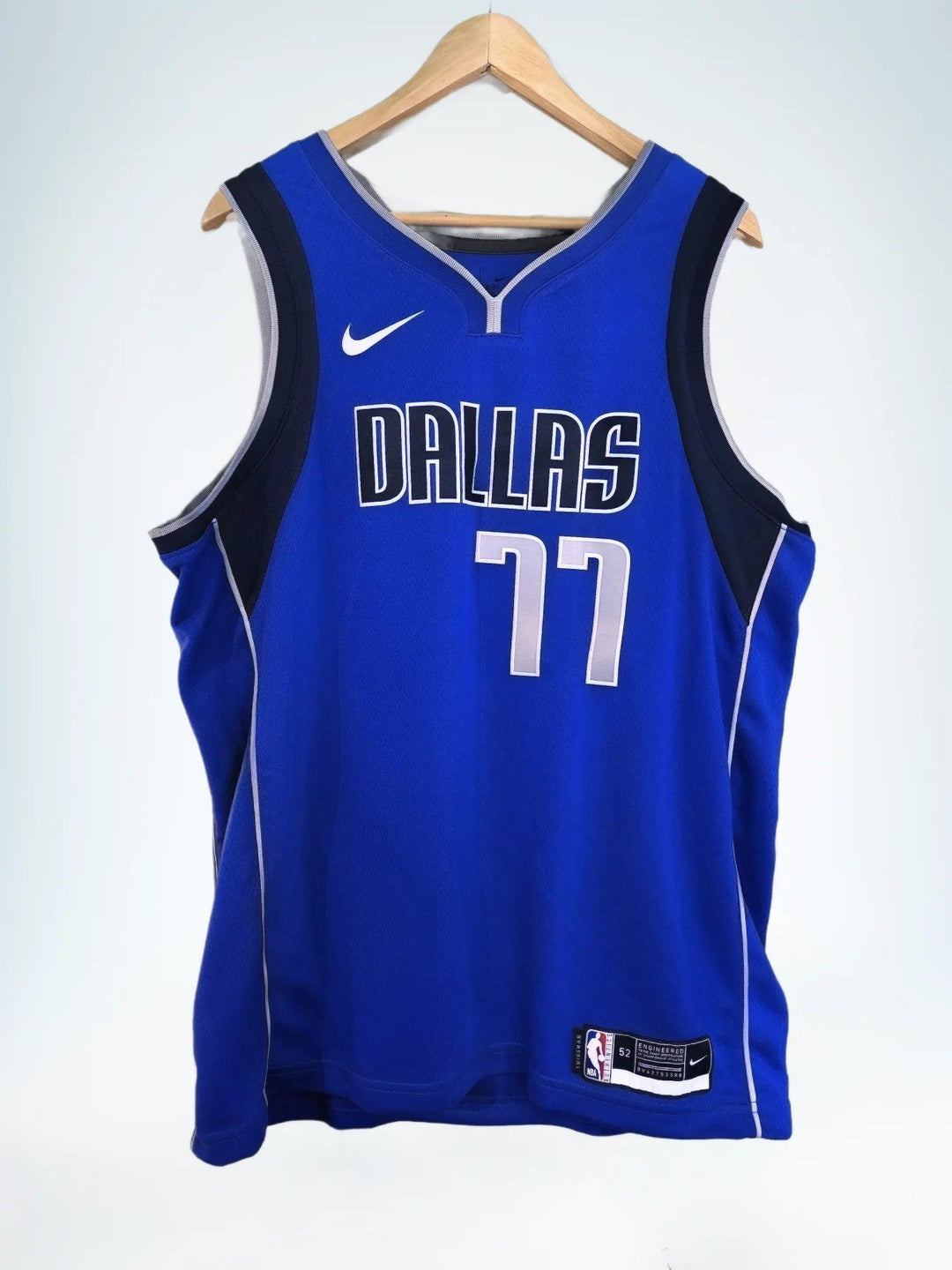 Luka Dončić 77 Dallas Mavericks 2020-2021 - Signed Navy Blue Jersey | Panini Authenticated