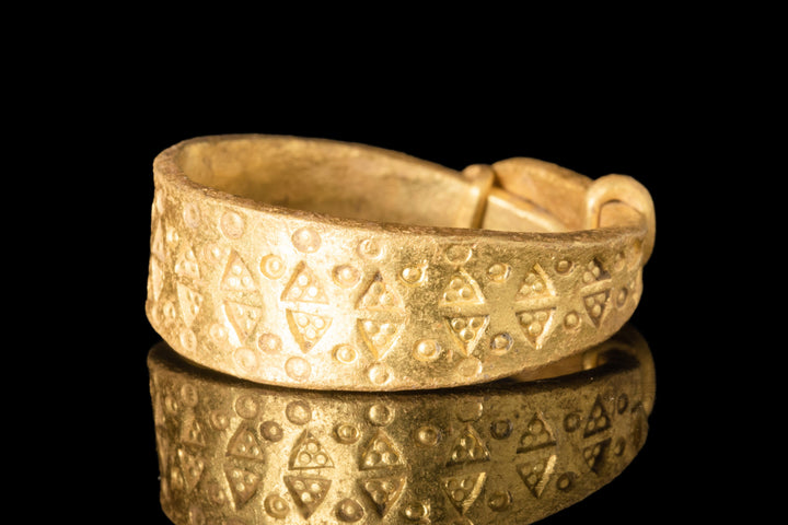 Magnificent Viking Gold Ring | Motif of Impressed Triangles