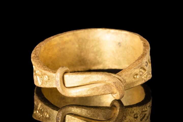 Magnificent Viking Gold Ring | Motif of Impressed Triangles