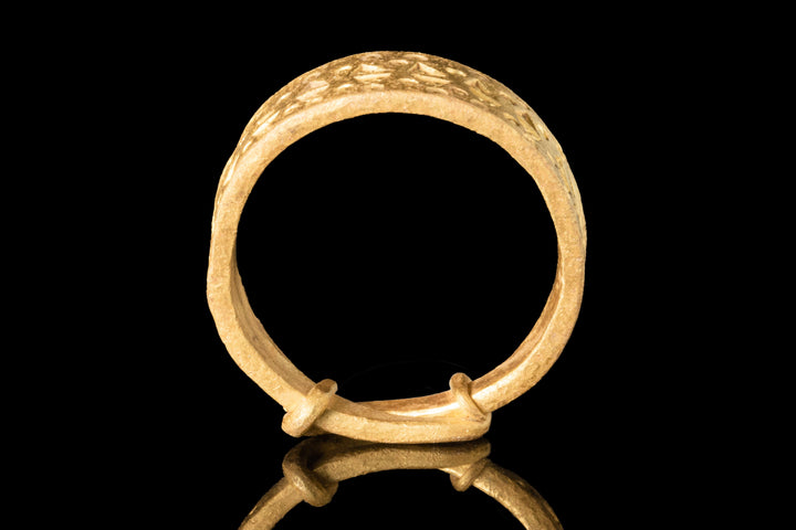 Magnificent Viking Gold Ring | Motif of Impressed Triangles