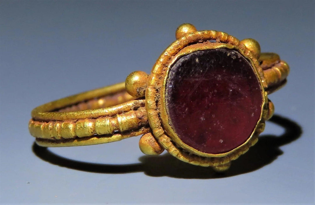 Ancient Roman Gold Ring - 3rd to 4th Century CE | Exquisite Garnet Inlay & Museum Catalonia